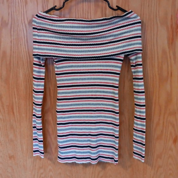 NWOT Sassy off shoulder top! - Picture 4 of 4